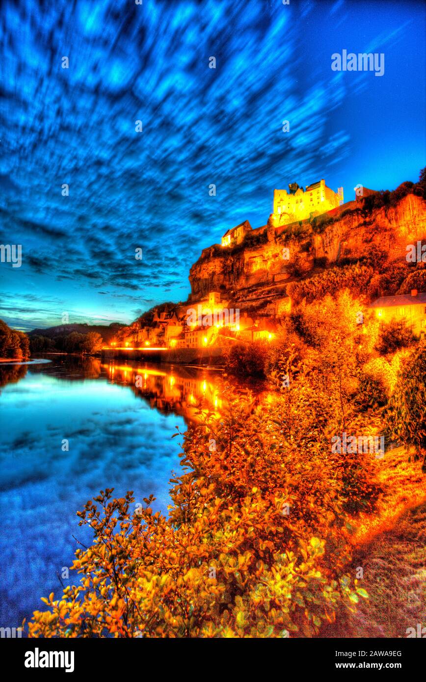 Dorf Beynac-et-Cazenac, Frankreich. Die Dordogne mit dem Dorf Beynac-et-Cazenac und das Chateau de Beynac im Hintergrund. Stockfoto