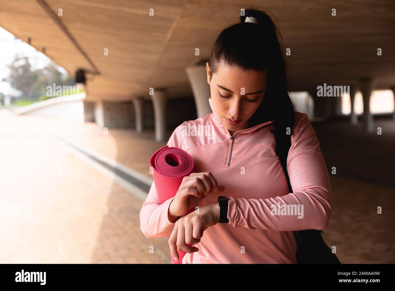 Kaukasische Frau mit Yogamatte Stockfoto