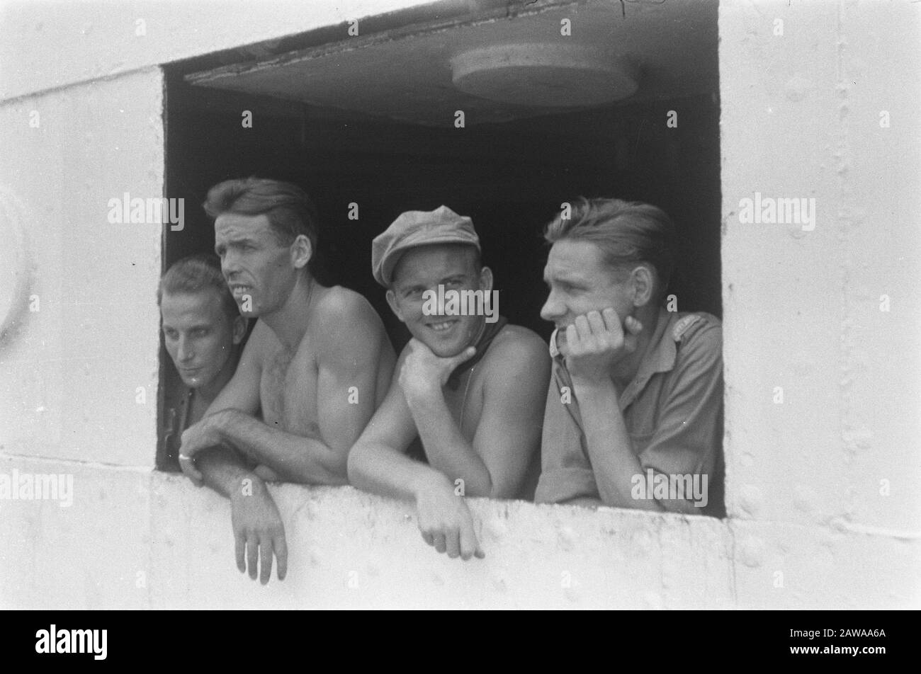 Abschied 2-14 R.I und G.B.I. Padang Männer, die von einem viereckigen porthole Troopschiff aus Plancius Annotation: Aus Padang gingen Truppen nach Tanjung Priok, wo sie am 17. Januar mit Johan van Barneveld repatriiert am Datum: 3. Januar 1948 Ort: Indonesien, Niederländische Ostindien, Padang, Sumatra Stockfoto
