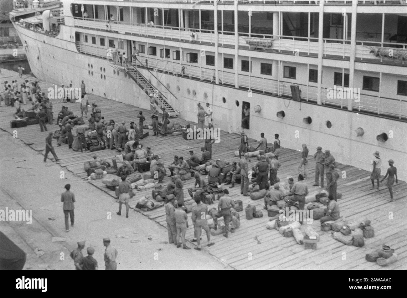 Abschied 2-14 R.I und G.B.I. Padang Männer, die mit Gepäck auf dem Kai auf Einschiffung warten Anmerkung: Von Padang gingen Truppen nach Tanjung Priok, wo sie am 17. Januar mit Johan van Barneveld Rückkehrdatum: 3. Januar 1948 Ort: Indonesien, Niederländische Ostindien, Padang Sumatra Stockfoto