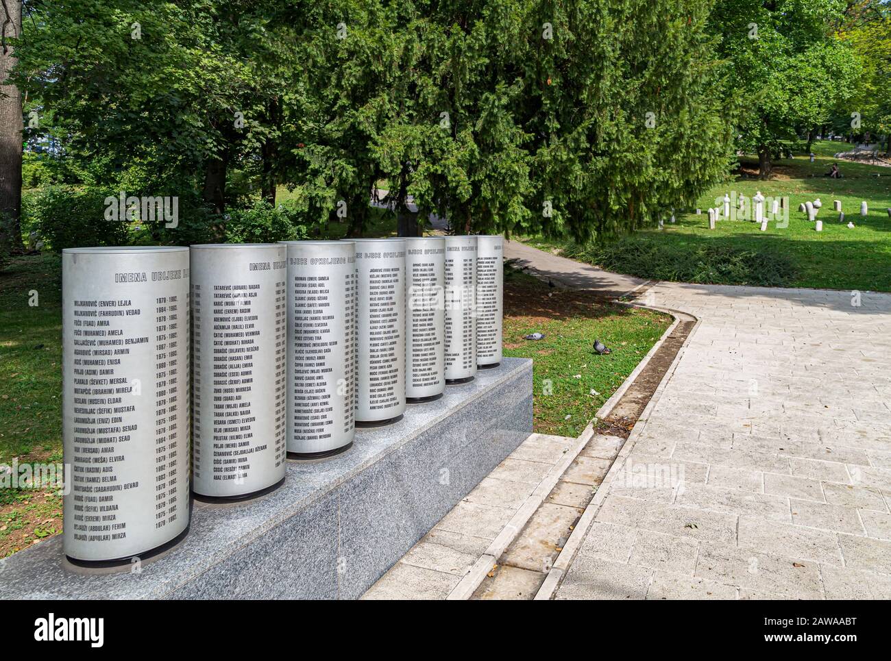 Drehsockel mit den Namen der 521 Kinder, die während der Belagerung von Sarajevo 1992-96 getötet wurden. Stockfoto