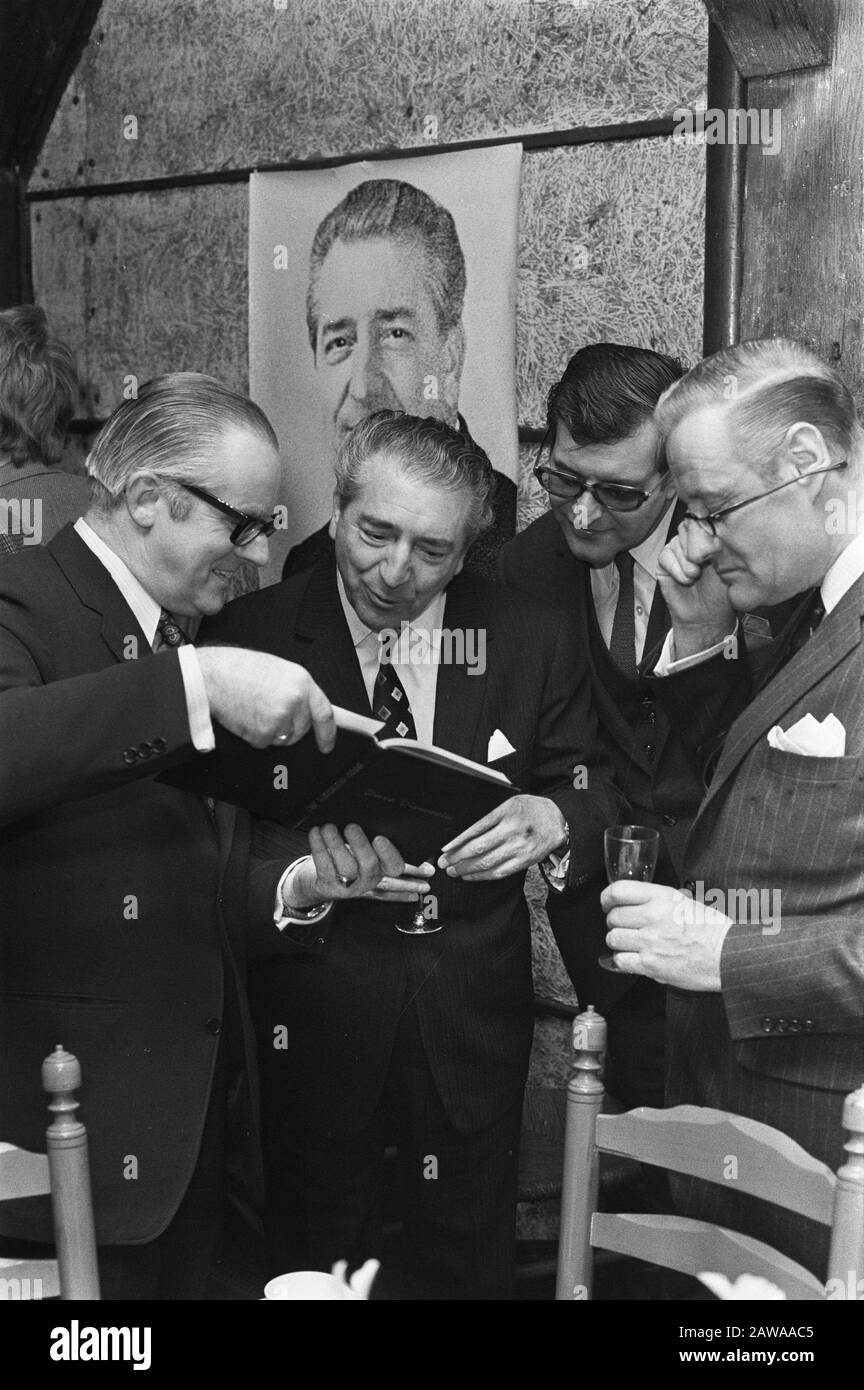 Mantovani erhält goldenen Rekord Amstelveen Datum: 17. Februar 1970 Ort: Amstelveen, Noord-Holland Personenname: Mantovani, Annunzio Paolo Stockfoto