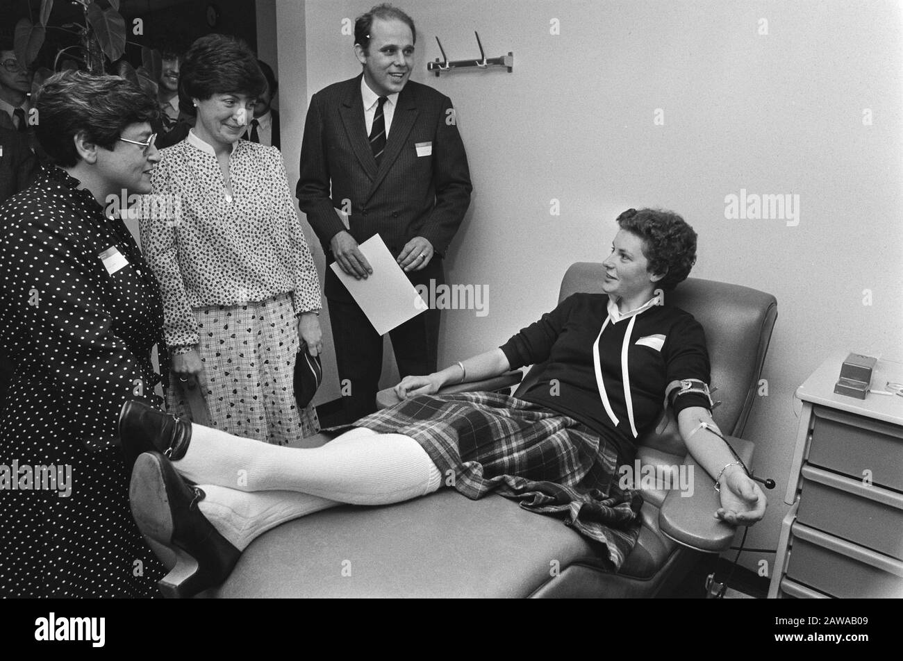 Margriet besucht das renovierte Spenderzentrum Blutbank Rotes Kreuz in den Haag Datum: 11. Februar 1982 Schlüsselwörter: Spender, besuchen Zentren Personenname: Margriet, Prinzessin Stockfoto