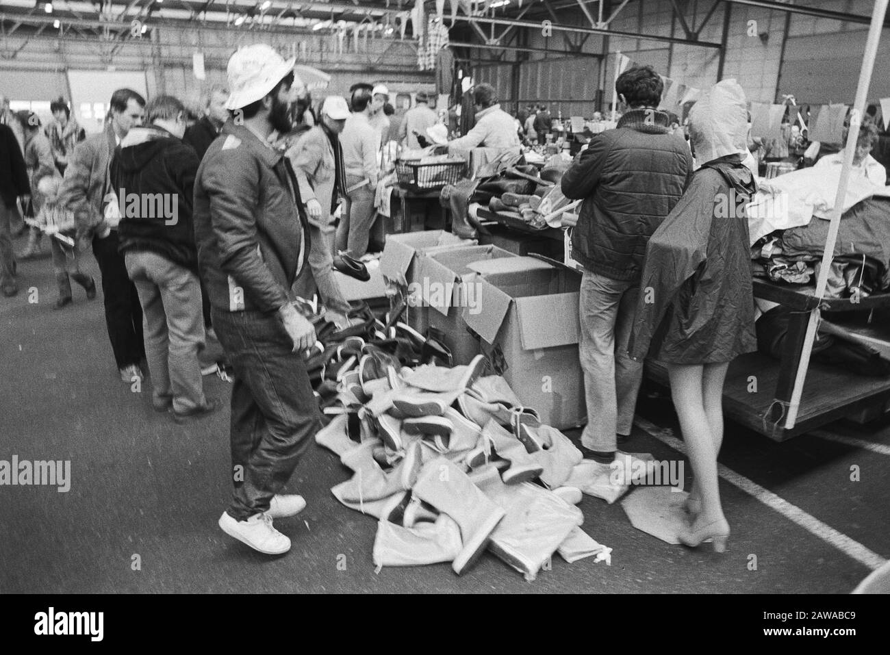 Zwarte Markt in Beverwijk nach Abschluss des Gesetzes nur für Amateurmärkte, Firmenschließungen, Datum der Öffentlichkeit: 20. März 1983 Standort: Beverwijk, Noord-Holland Schlagwörter: Betriebsschließungen, Märkte, öffentlich Stockfoto