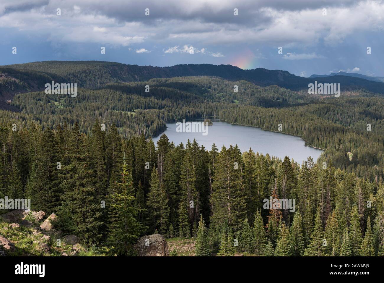 Der View Point auf dem Grand Mesa National Forest Colorado hat über 300 Seen. Teilweise Regenbogen über dem Island Lake, einer der beliebtesten Reiseziele Stockfoto
