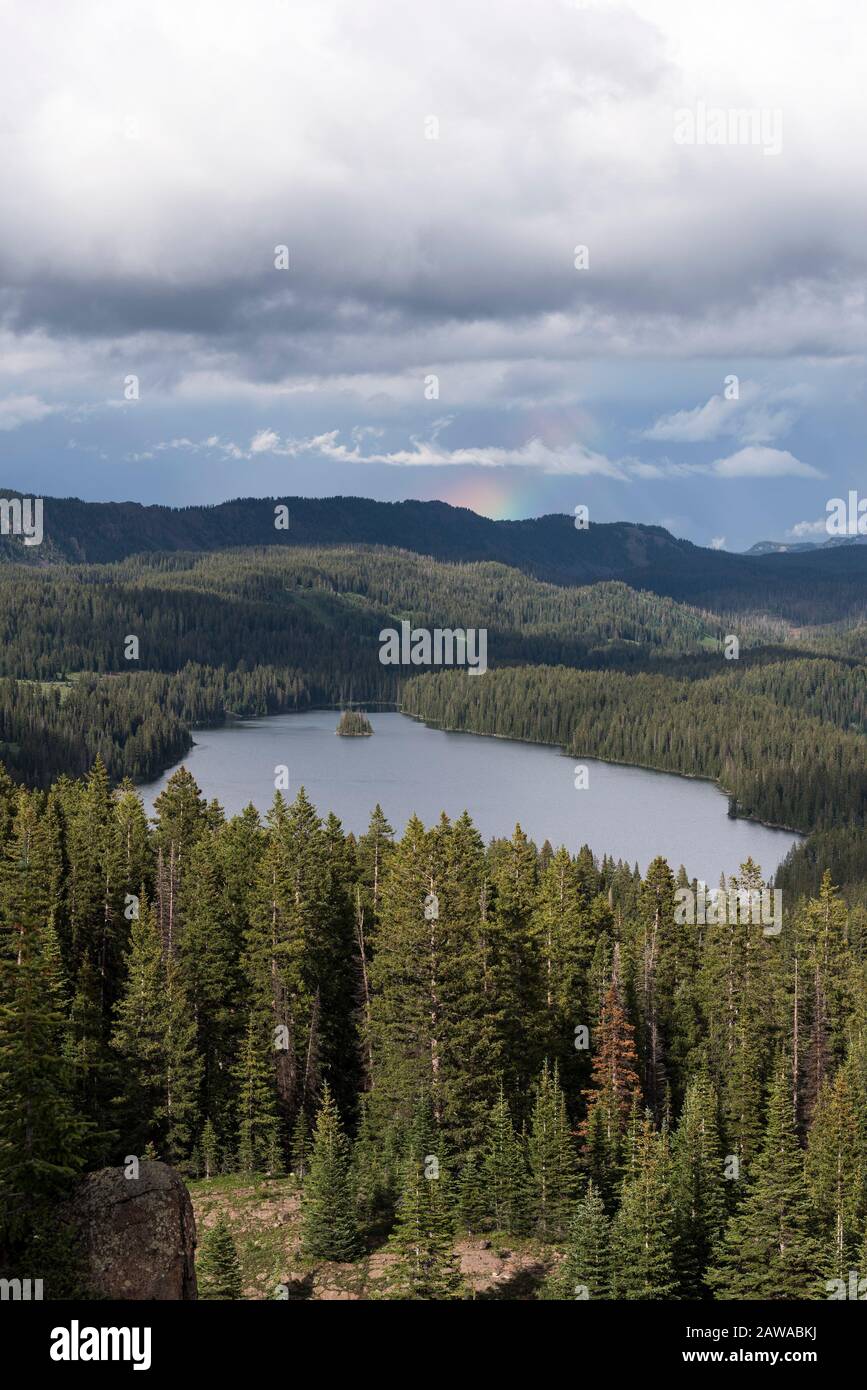 Der View Point auf dem Grand Mesa National Forest Colorado hat über 300 Seen. Teilweise Regenbogen über dem Island Lake, einer der beliebtesten Reiseziele Stockfoto