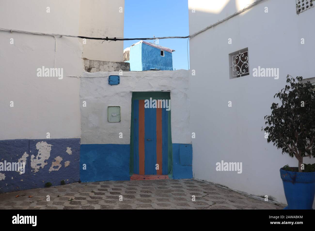 Ein Beispiel für marokkanische traditionelle und einfache Architektur in der Altstadt von Assilah Stockfoto