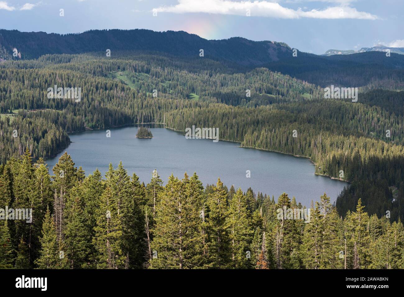 Der View Point auf dem Grand Mesa National Forest Colorado hat über 300 Seen. Teilweise Regenbogen über dem Island Lake, einer der beliebtesten Reiseziele Stockfoto