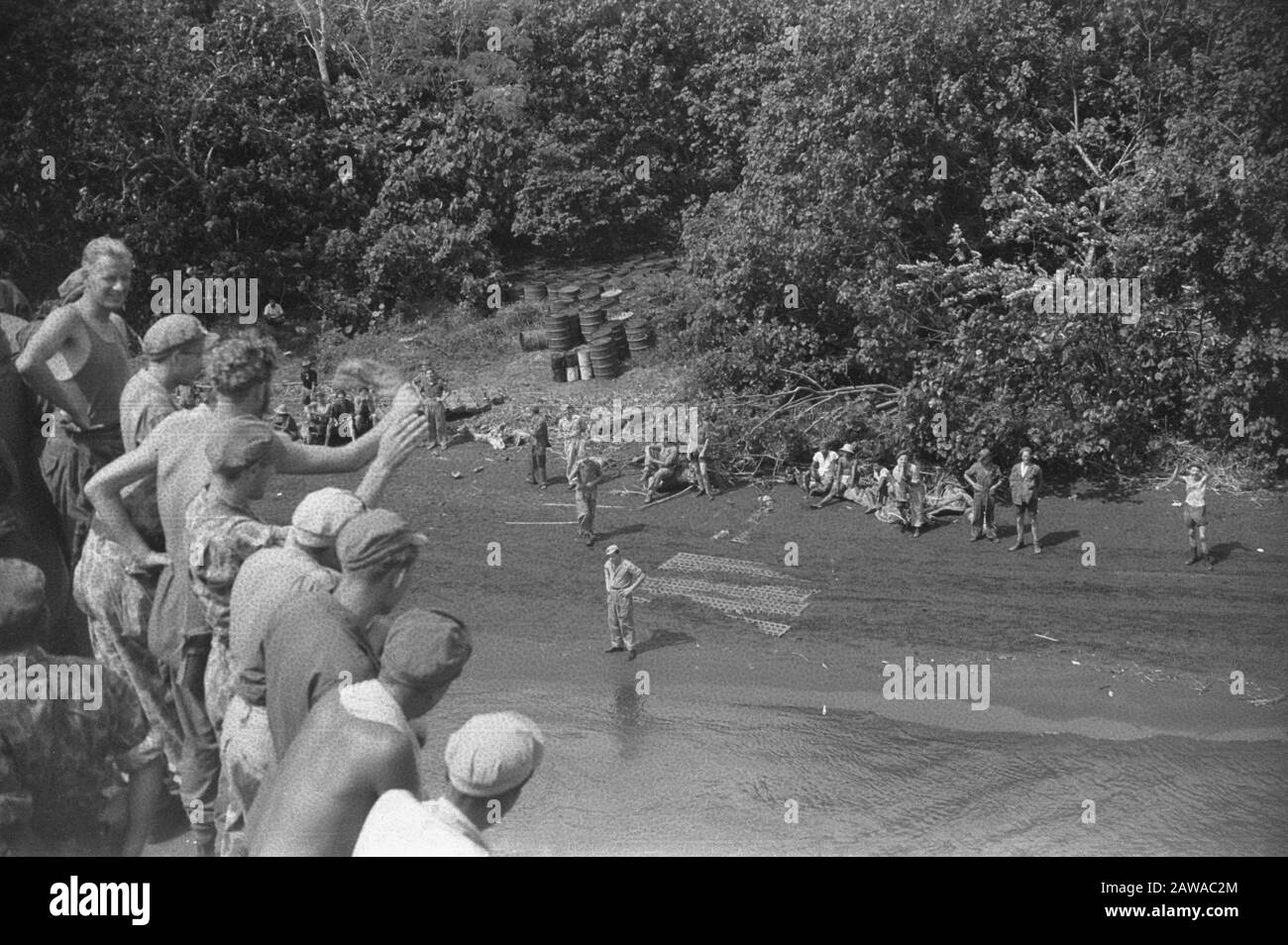 Boemiajoe, Cheribon Tom Tjilatjap Maurice Bay (Süd-Java): Lst Pelican winkt vom Ufer aus für neue Versorgung. Datum: 22.Oktober 1947 Ort: Indonesien, Java, Niederländisch-Ostindien Stockfoto