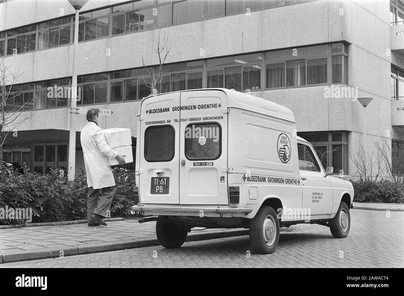 Transport für die Blutbank Mitarbeiter der Blutbank hat Kisten aus einem Auto der Blutbank Groningen Drenthe Datum: 3. März 1977 Schlüsselwörter: Blutbanken, Transport Stockfoto