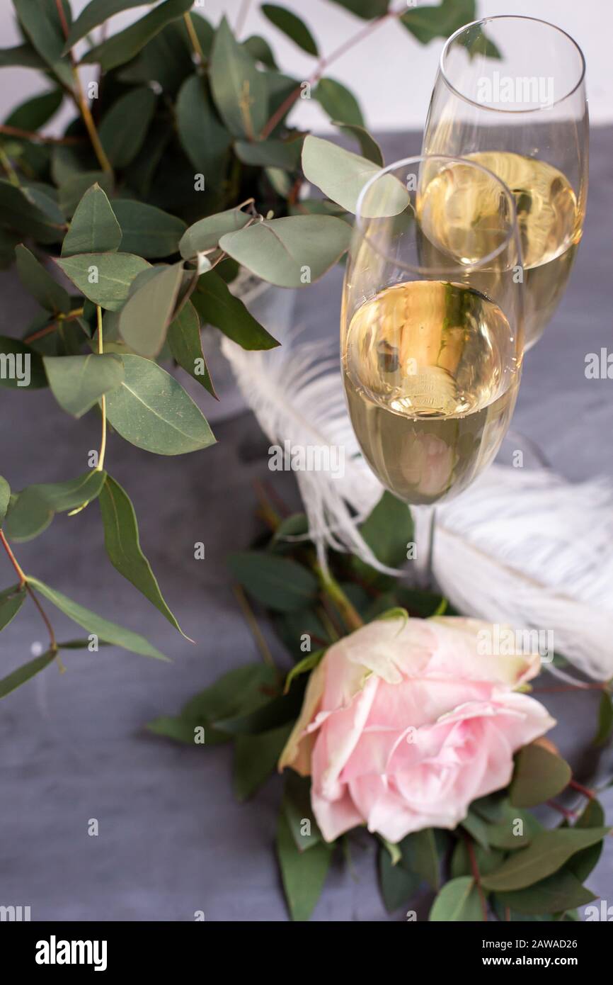 Zusammensetzung mit einer Brille aus Rebe und Blumen auf grauem Betongrund Stockfoto