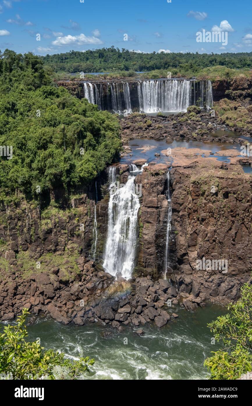 Die beeindruckenden Iguazu-Wasserfälle (Iguaçu, Wasserfälle des Iguazu-Flusses an der Grenze zwischen Argentinien und Brasilien. Der größte Wasserfall der Welt Stockfoto