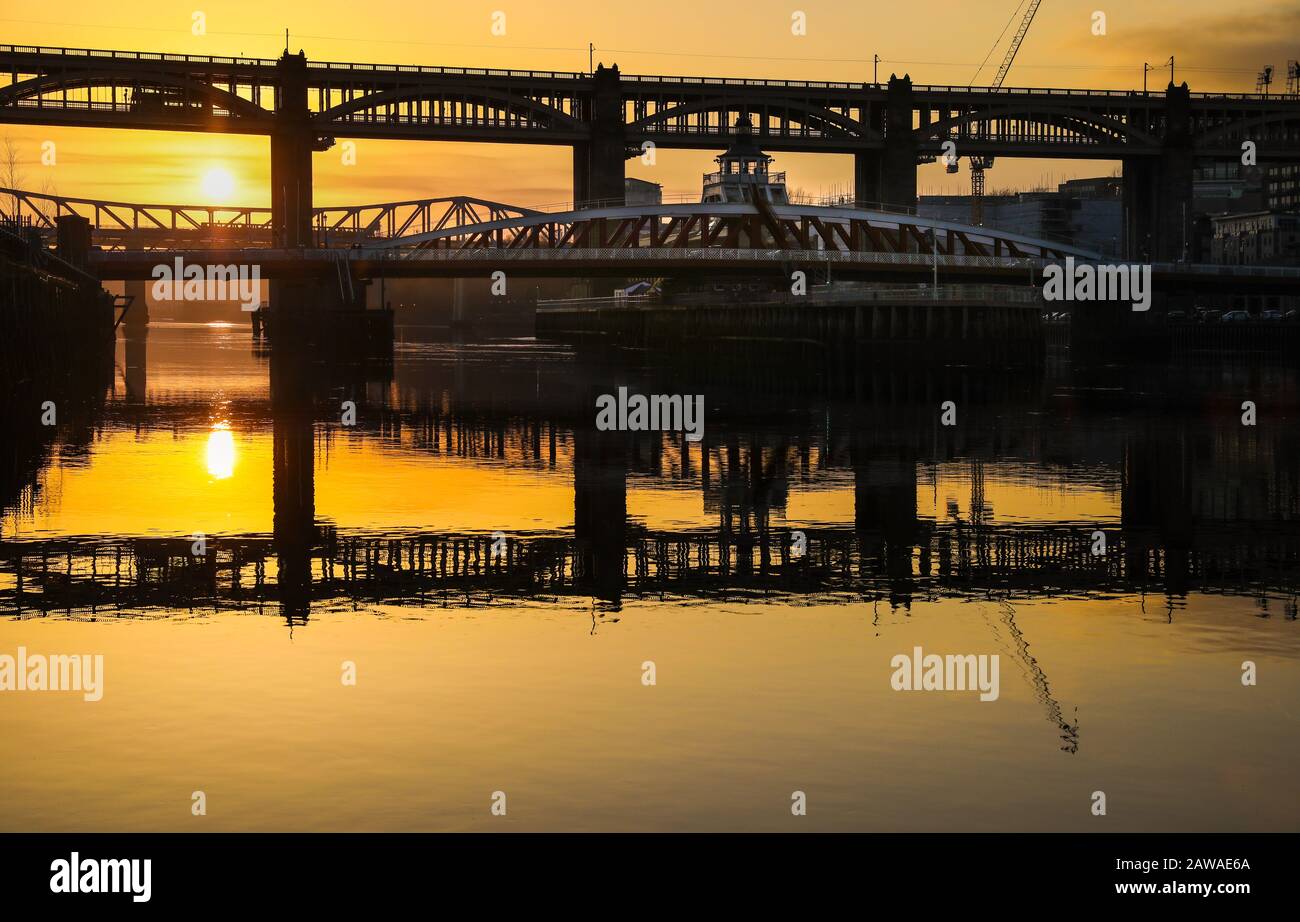 Sonnenuntergang über der Swing Bridge und der High Level Bridge des River Tyne Stockfoto