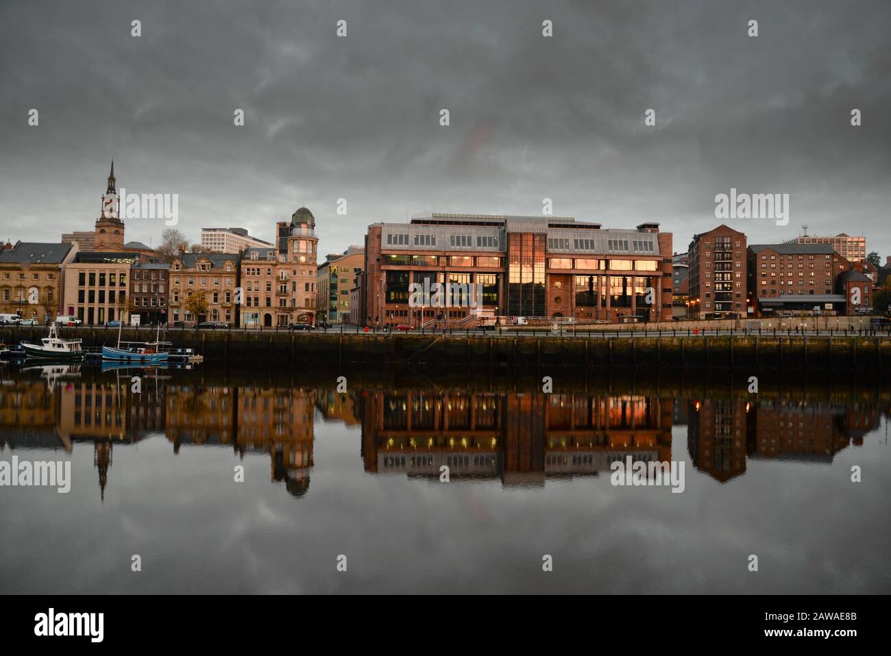 Der aus rotem Sandstein errichtete Crown Court von Newcastle sticht auf der Quayside an der Nordseite des River Tyne hervor Stockfoto