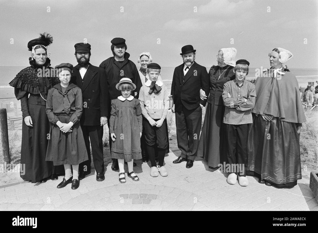 Besuch der Königin Beatrix der Leute In Noordwijkerhout Kostüme Datum: 22. April 1983 Ort: Noordwijk, South Holland Schlüsselwörter: Kostüme, königliche Besuche Personenname: Beatrix, Königin der Niederlande Stockfoto