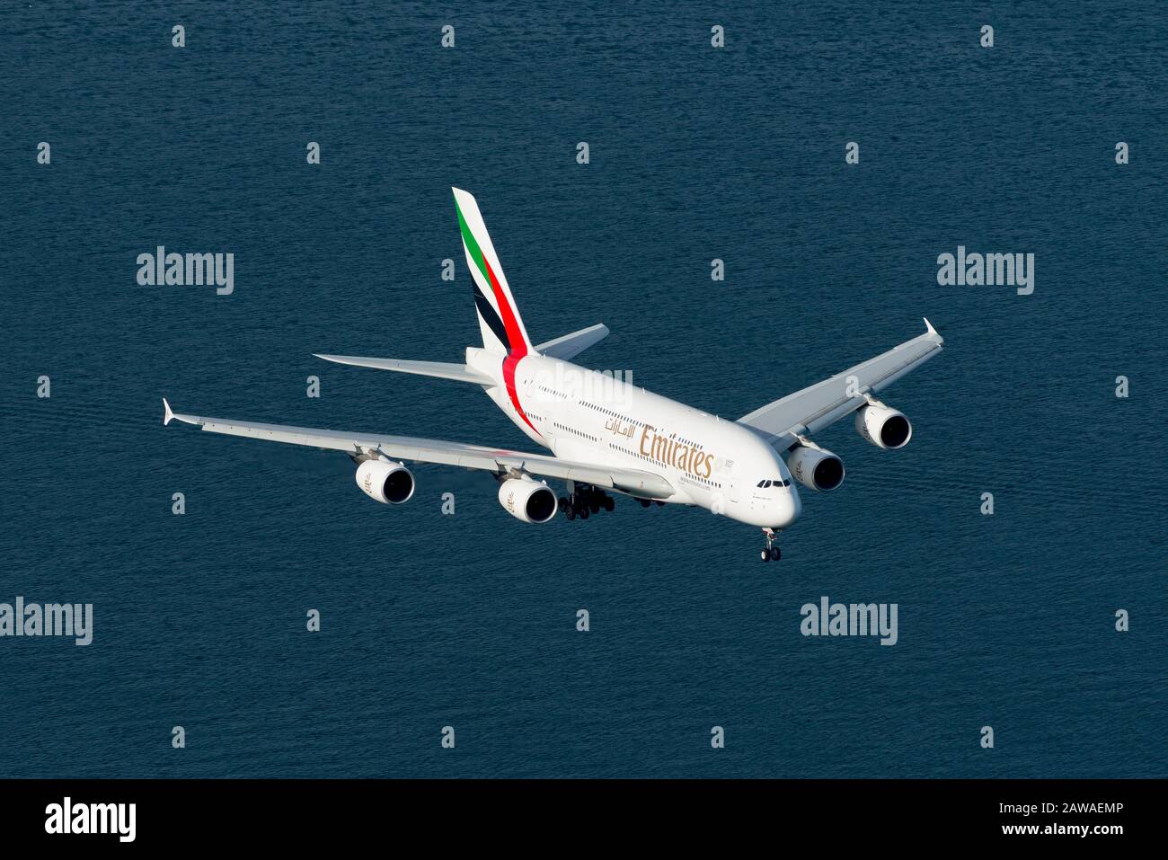 Emirates-Airline Airbus A380 Luftfahrzeug-Luftbild über Wasser auf dem letzten Weg zum Sydney Airport in Australien. A380-800 A6-EEG. Breite Fruchtart. Stockfoto
