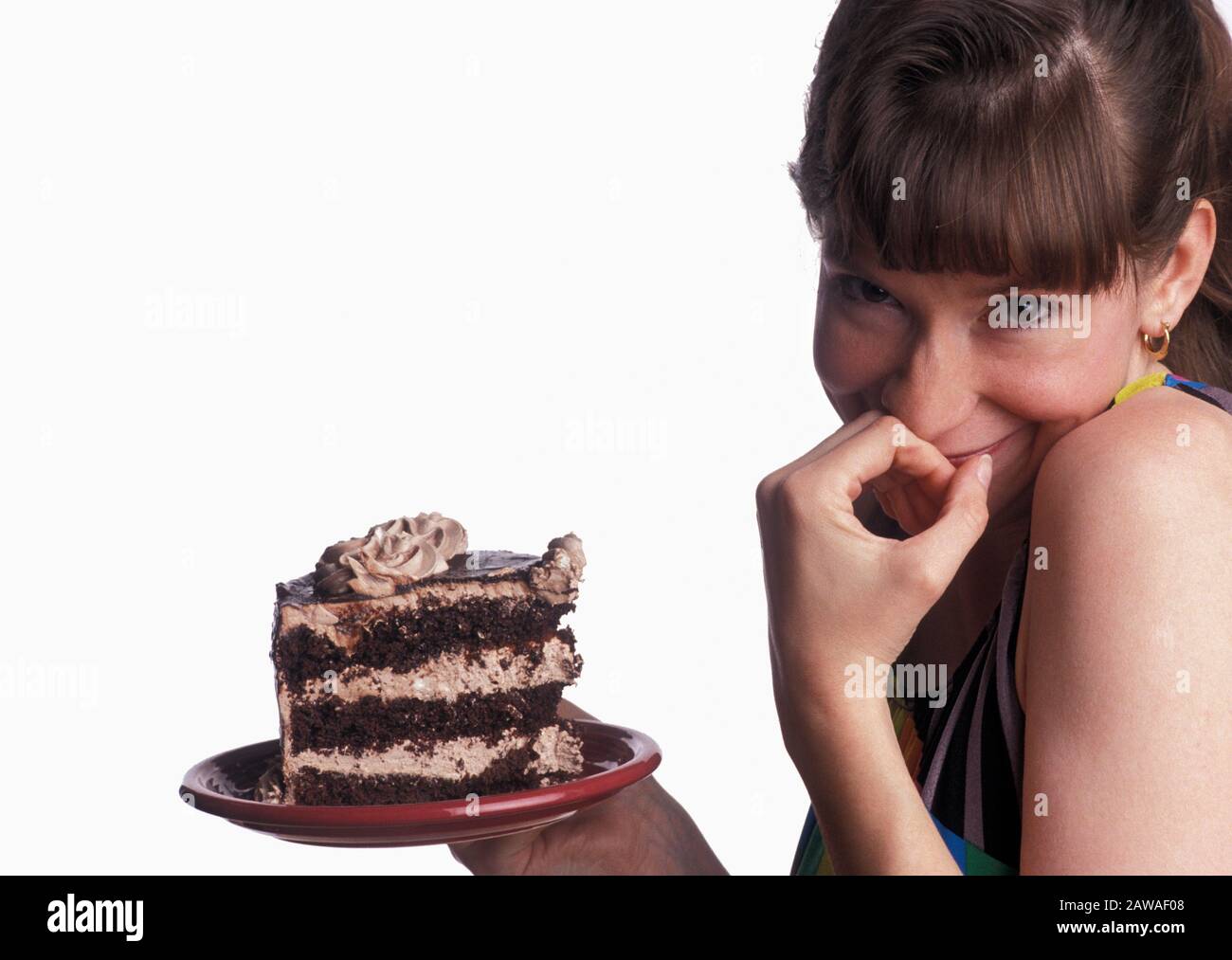 Frau mit einem riesigen Stück gemästener Schokoladenkuchen Stockfoto