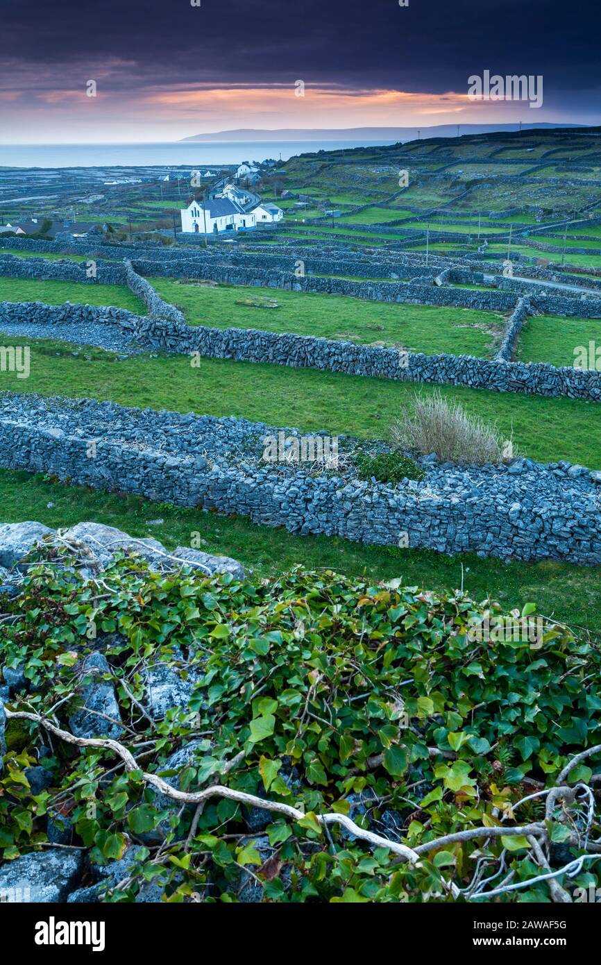 Blick hinunter zum Dorf auf der Insel Inishmaan, inmitten der Aran-Inseln auf dem Wilden Atlantikweg in Galway Ireland Stockfoto