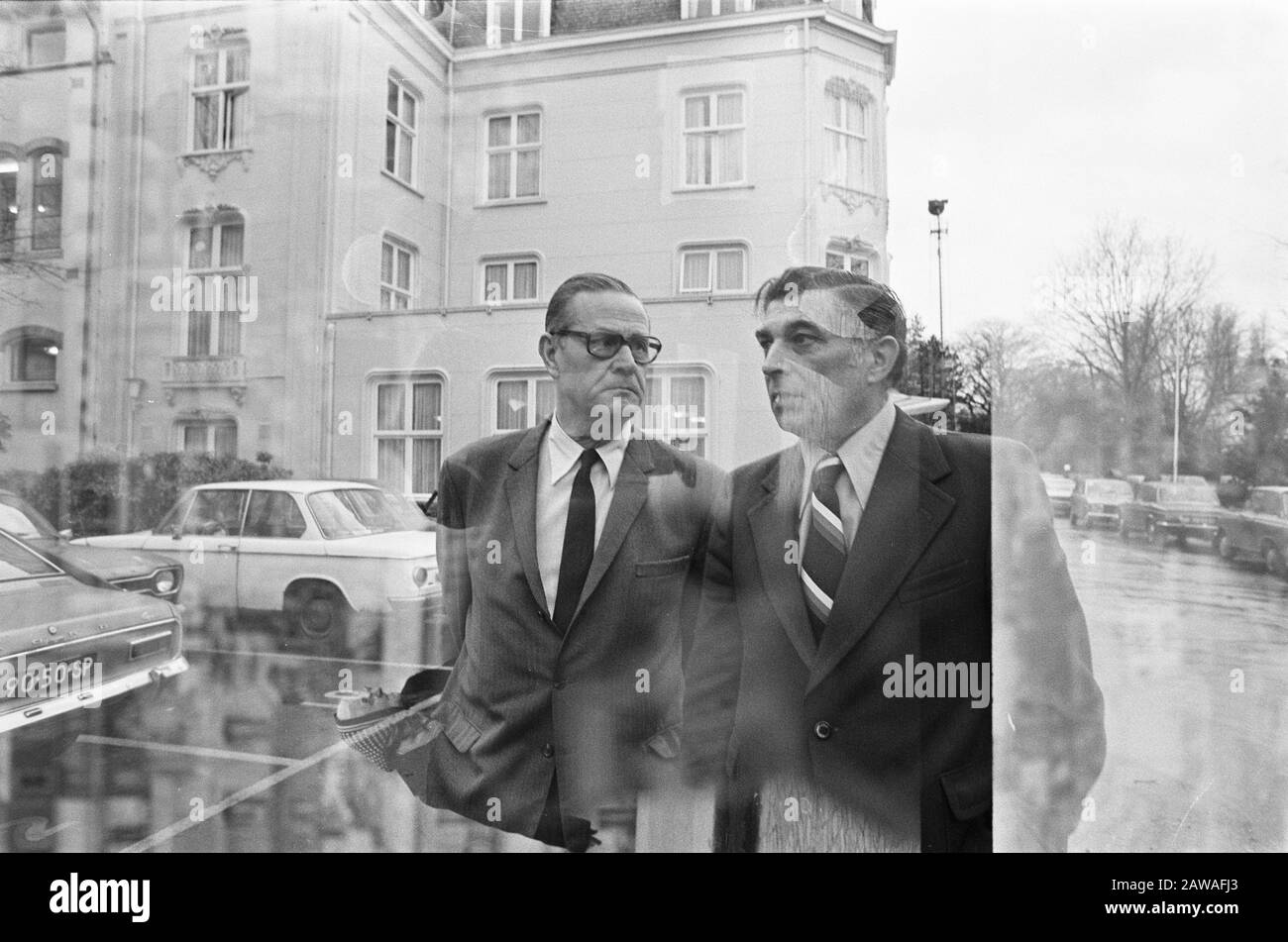 Metallkonzert in den Haag; Prinz (l) (werkgeversvoorz.) Und Wamsteker (Angestellter Vorsitzender) Datum: 21. Januar 1975 Standort: Den Haag, South Holland Schlüsselwörter: Produktion Stockfoto