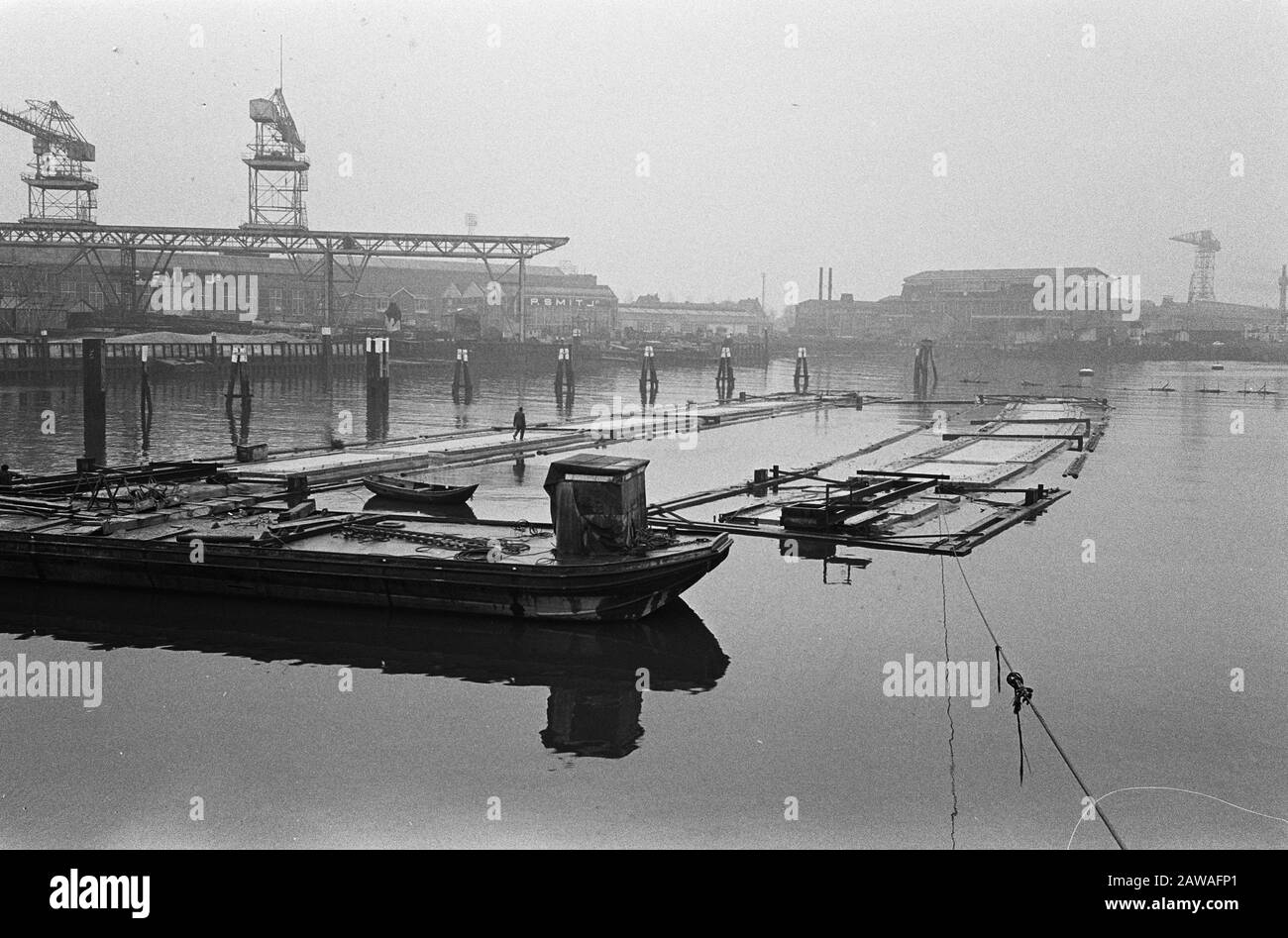 U-Bahn-Bau in Rotterdam. Zwei Tunnelstücke werden bald in der Maas versenkt: 2. November 1963 Standort: Rotterdam, Südholland Stockfoto