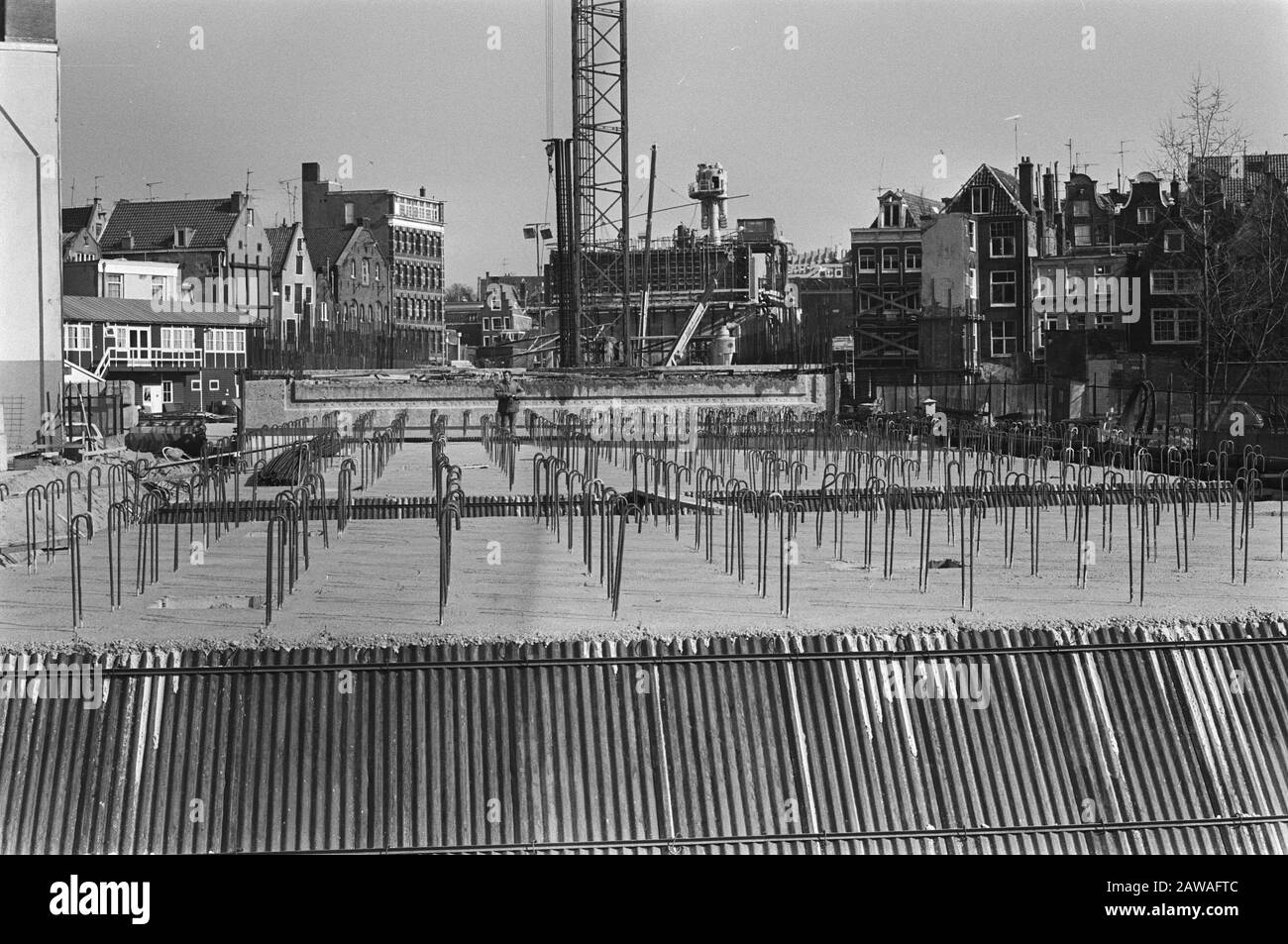 U-Bahn-Bau in Amsterdam; Übersicht von Jodenbreestraat Datum: 22. März 1976 Standort: Amsterdam, Noord-Holland Schlüsselwörter: U-Bahn-Bau Stockfoto