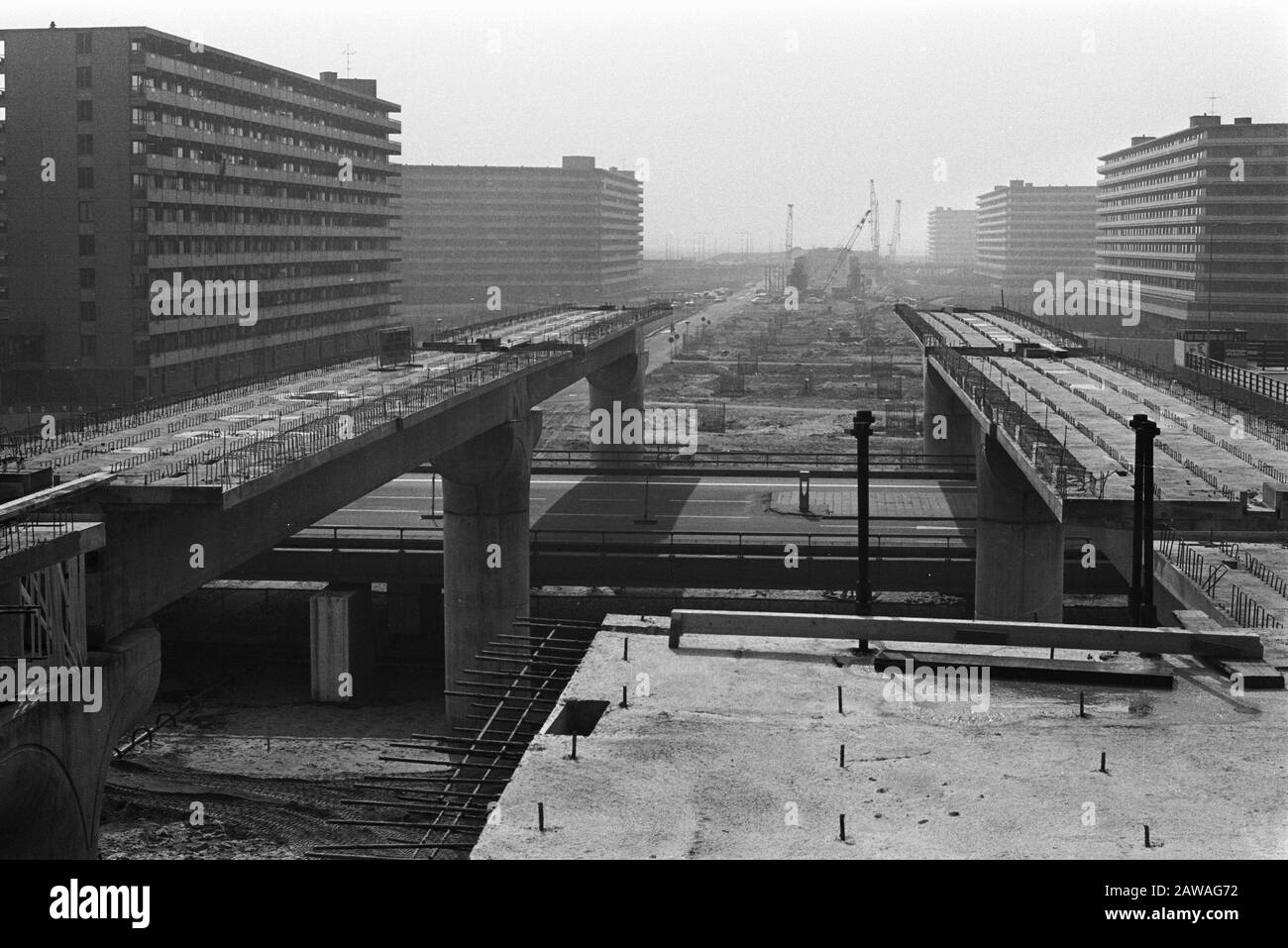 U-Bahn-Arbeiten in Bijlmermeer, U-Bahn-Strecken hoch über dem Boden Datum: 24. April 1973 Schlüsselwörter: U-Bahn-Bau Stockfoto