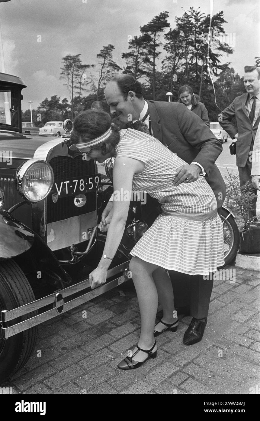 Sechs alte Fords in die Schweiz Frau Miller, unterstützt von ihrem Mann, startete den Ford-Motor mit einer Kurbel Datum: 4. Juli 1967 Ort: Arnhem, Gelderland Schlagwörter: Autos, Nostalgie, Jahrgang Stockfoto