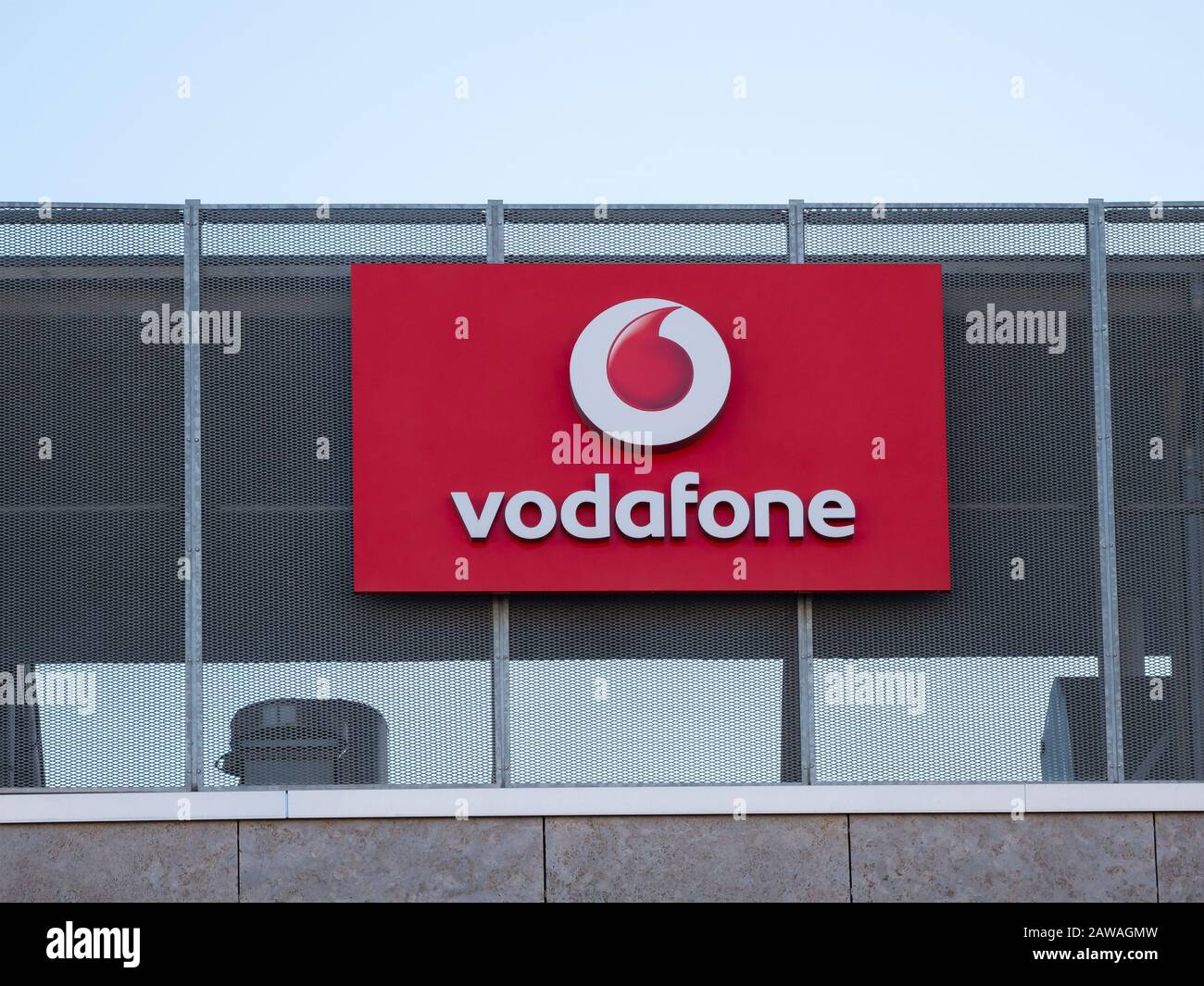 Berlin, DEUTSCHLAND - 4. FEBRUAR 2020: Vodafone-Logo In EINEM Laden In Berlin, Deutschland Stockfoto