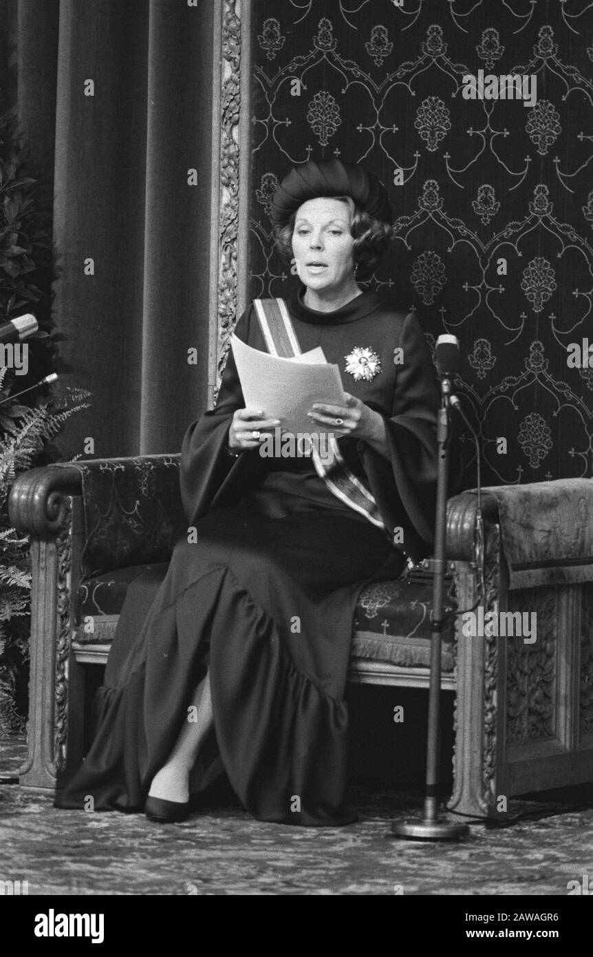 Budget-Tag 1980 Königin Beatrix liest ihre erste Rede vom Thron in den Rittern Datum: 16. September 1980 Ort: Den Haag, Südholland Schlüsselwörter: Queens, Throne Reden Person Name: Beatrix, Queen Institution Name: Knights Hall Stockfoto