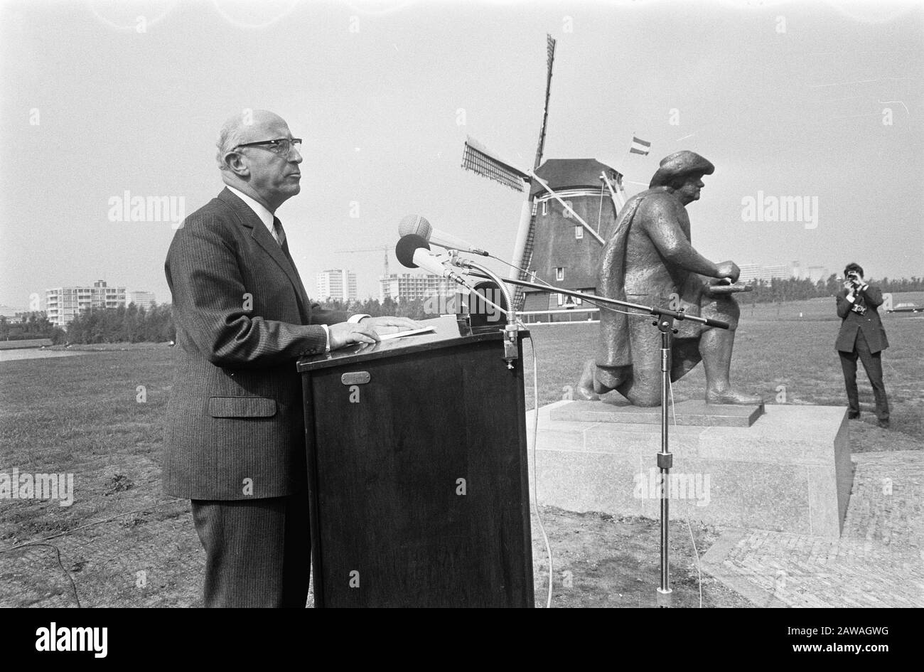 Frau Wezelaar enthüllt Statue von Rembrandt, ihrem Mann H. M. Wezelaar aan de Amstel Amsterdam. Rede von Bürgermeister Samkalden Datum: 25. September 1969 Ort: Amstel, Amsterdam, Noord-Holland Schlüsselwörter: Skulpturen, Bürgermeister, Reden Personenname: Samkalden, Ivo Stockfoto