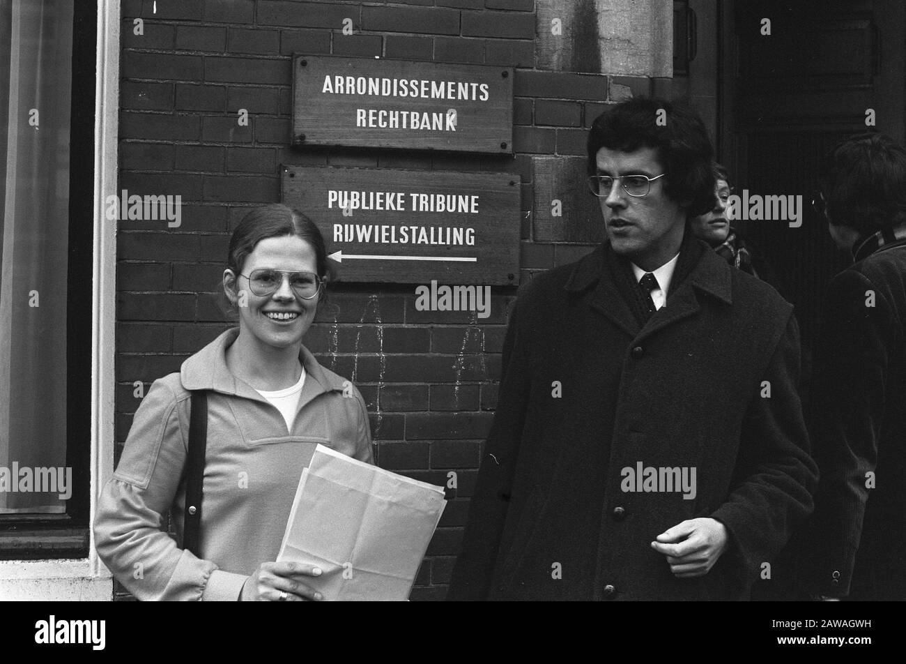 Yrizarry und Counselor Mr. Bot Court in den Haag nach Klage gegen den Staat i.v.m. Diskriminierende Anzeige Datum: 13. Februar 1973 Standort: Den Haag, South Holland Schlüsselwörter: Aktionen, Berater Personenname: Bot, MR Stockfoto