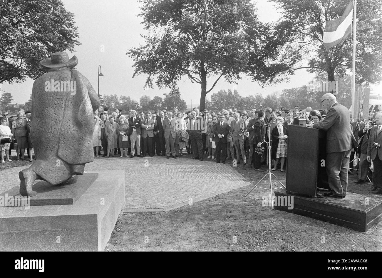 Frau Wezelaar enthüllt Statue von Rembrandt, ihrem Mann H. M. Wezelaar aan de Amstel Amsterdam. Publikum am Tag der Enthüllung: 25. September 1969 Ort: Amstel, Amsterdam, Noord-Holland Schlüsselwörter: Statuen, Skulpturen, Öffentlichkeit Stockfoto