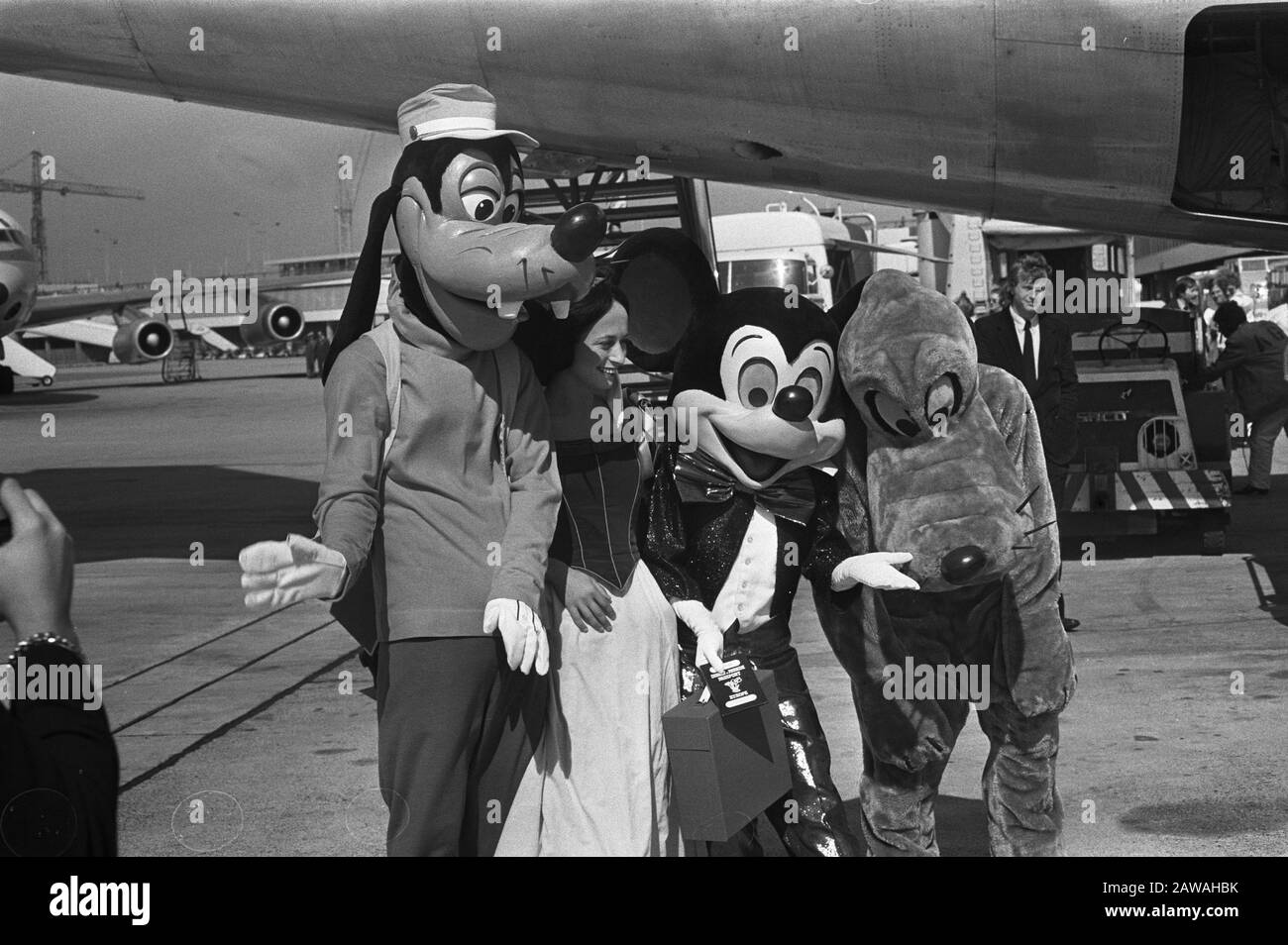 Mickey Mouse in Schiphol, Mickey Mouse und andere Disney-Figuren Datum: 28. August 1972 Ort: Nordholland, Schiphol Personenname: Goofy, Pluto, Snow White Institution Name: Mickey Mouse Stockfoto