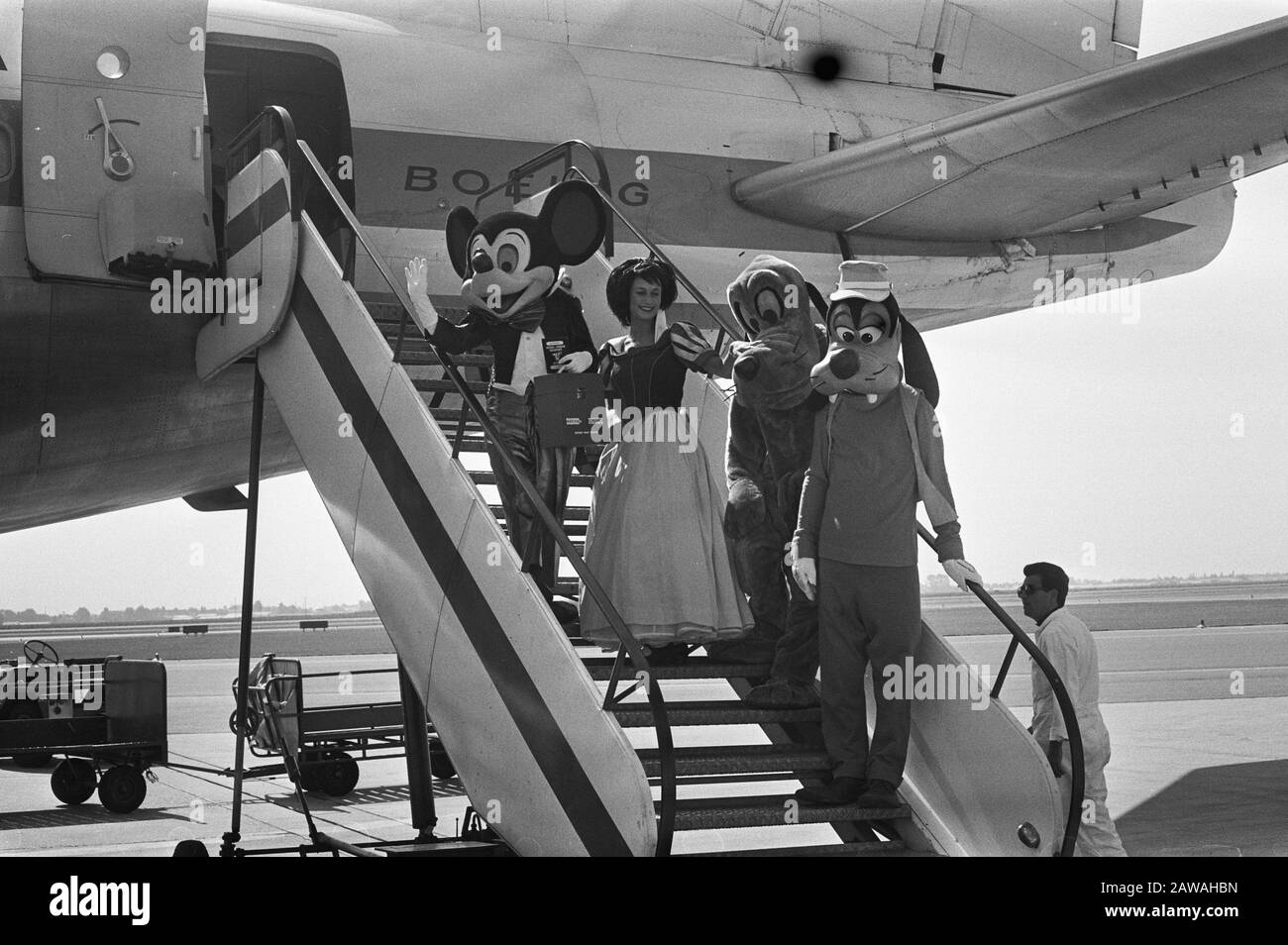 Mickey Mouse in Schiphol, Mickey Mouse und andere Disney-Figuren Datum: 28. August 1972 Ort: Nordholland, Schiphol Personenname: Goofy, Pluto, Snow White Institution Name: Mickey Mouse Stockfoto