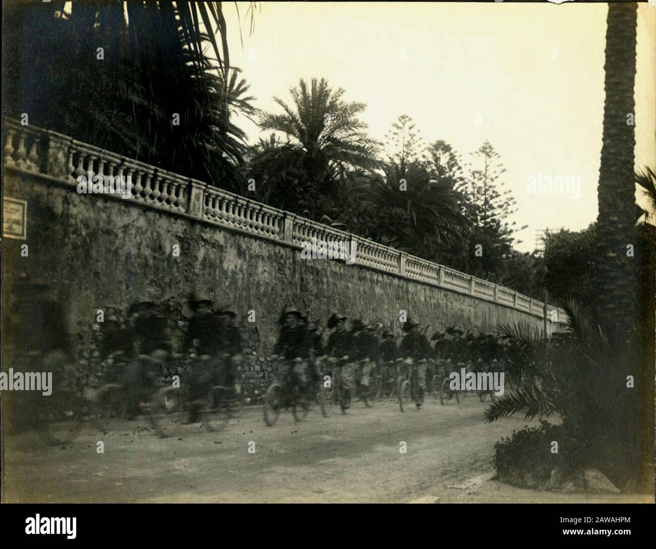 1912, IMPERIA, ITALIEN: SANREMO - SAN REMO, italienische Soldaten BERSAGLIERI auf dem Fahrrad . Foto von einem französischen Touristen aufgenommen. - ITALIEN - FOTO STORICHE Stockfoto