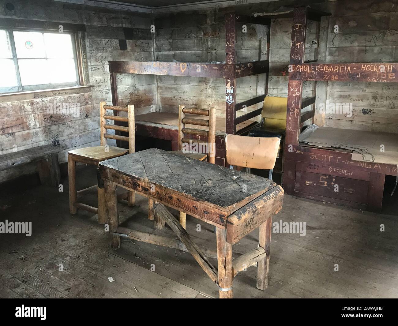 Rustikale Kabine Interieur Mit Graffiti Stockfoto