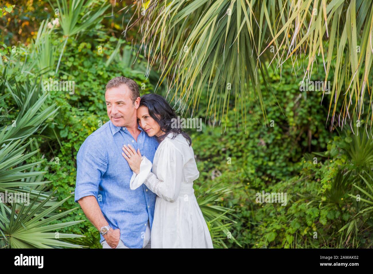 Ein Paar zeigt Intimität in einem Park Stockfoto