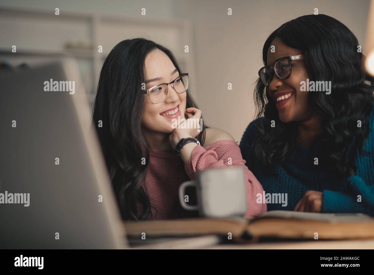 Zwei Frau lächelt zu Hause Stockfoto