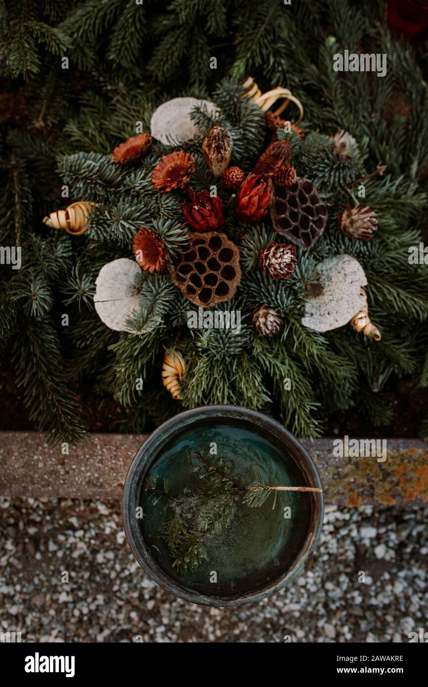 Kupferbecken mit Zweig als Übersorium zur Wasserquelle Stockfoto