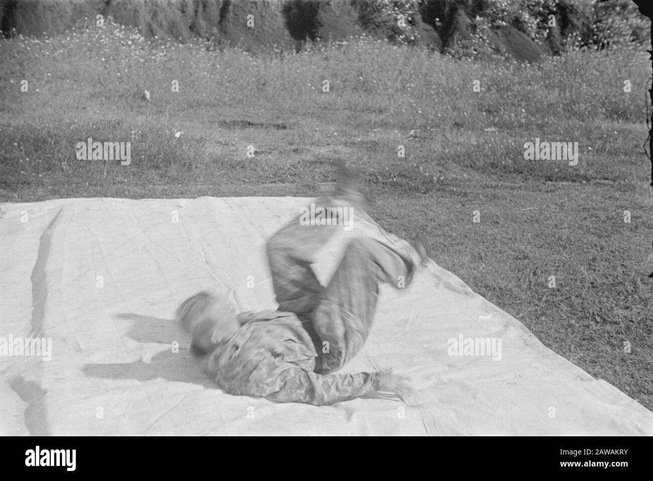 Sportübungen Spezialkräfte [Militärtumbles auf Blatt] Datum: Juni 1947 Ort: Indonesien Niederländische Ostindien Stockfoto