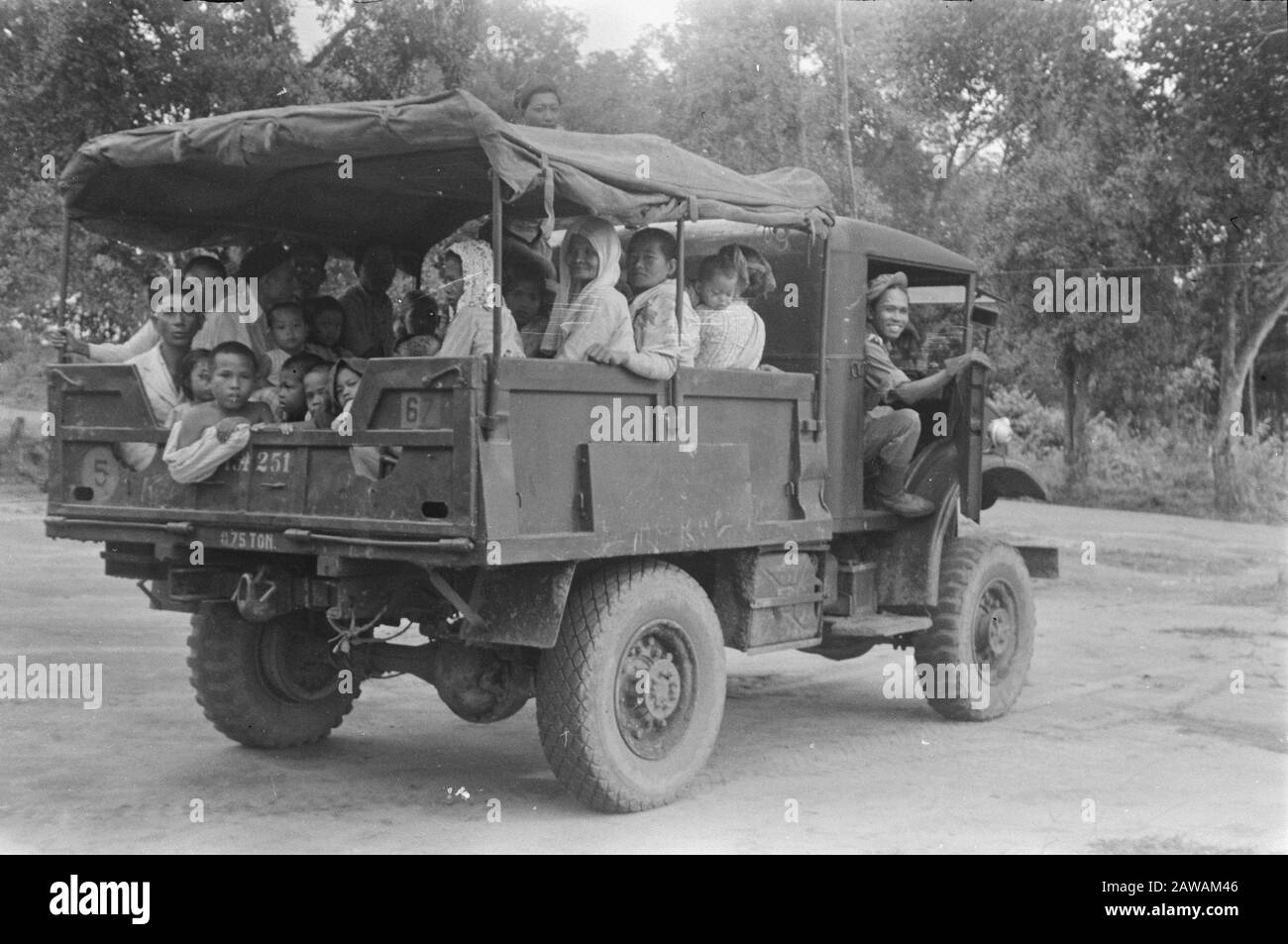 Indralaja; Evakuierung T.N.I. [Militärfahrzeug mit Menschen im Rücken] Datum: 3. Februar 1948 Standort: Indonesien, Indralaya, Niederländisch-Ostindien Stockfoto