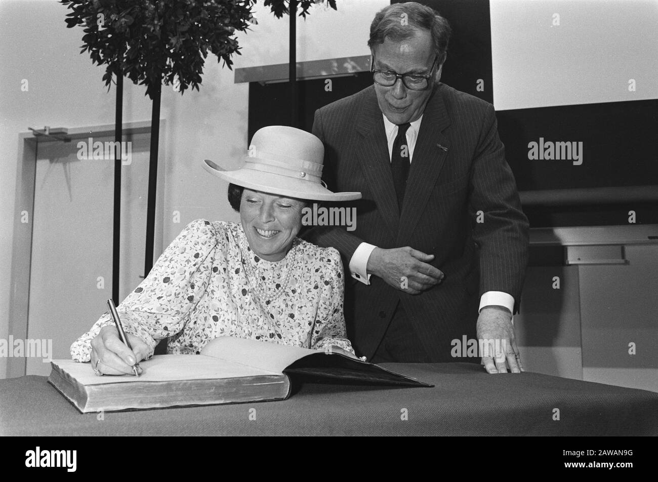 Queen Beatrix eröffnet das Academic Medical Center in Amsterdam offiziell; Her Majesty signiert Gästebuch, unterstützt von AMC Chairman Trip Datum: 13. Juni 1984 Ort: Amsterdam, Noord-Holland Schlüsselwörter: Queens, Openings Person Name: Beatrix, Queen Institution Name: University Medical Center Stockfoto