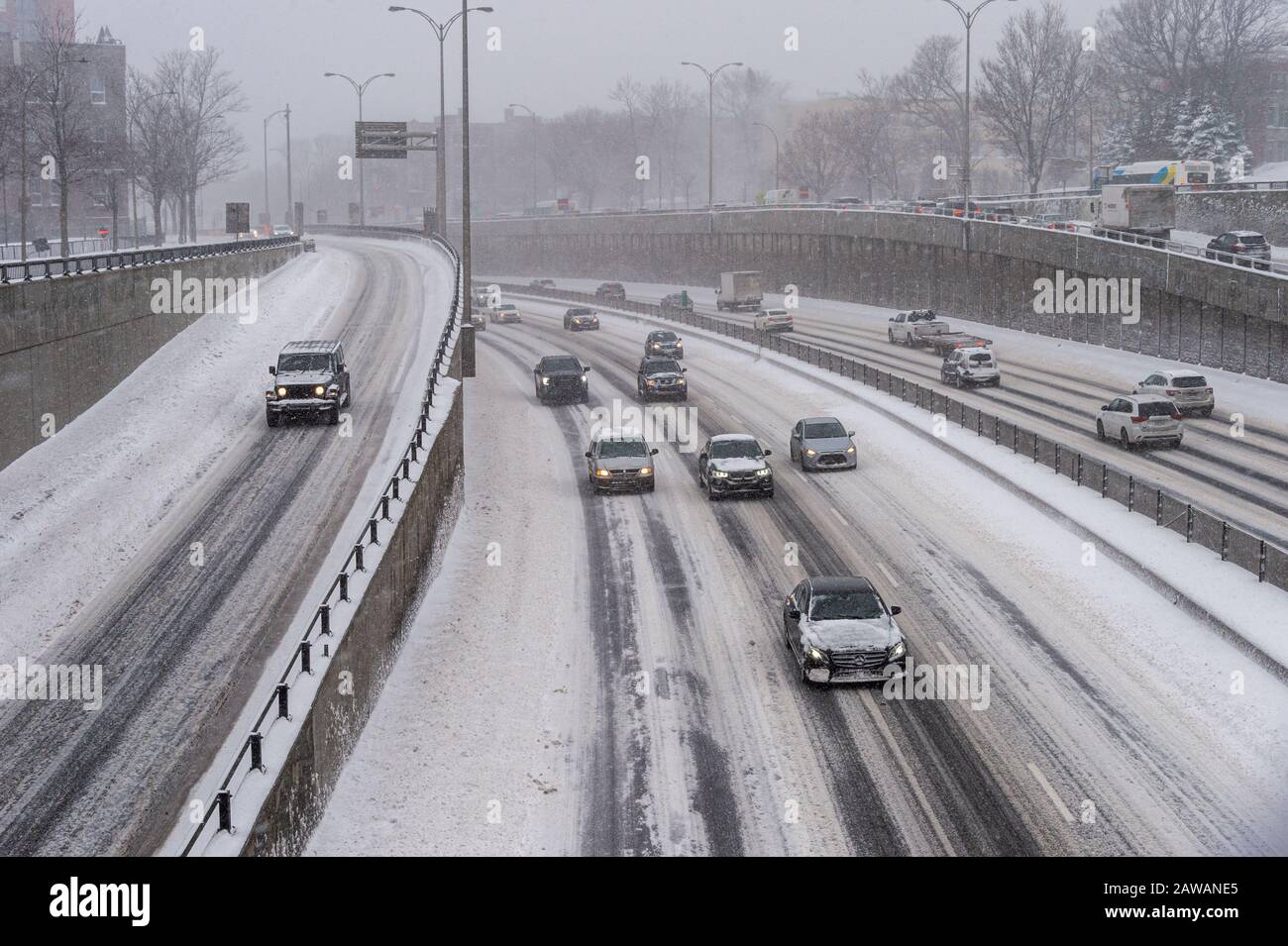 Montreal, CA - 7. Februar 2020: Verkehr Auf dem Decarie Highway Während Snow Storm Stockfoto