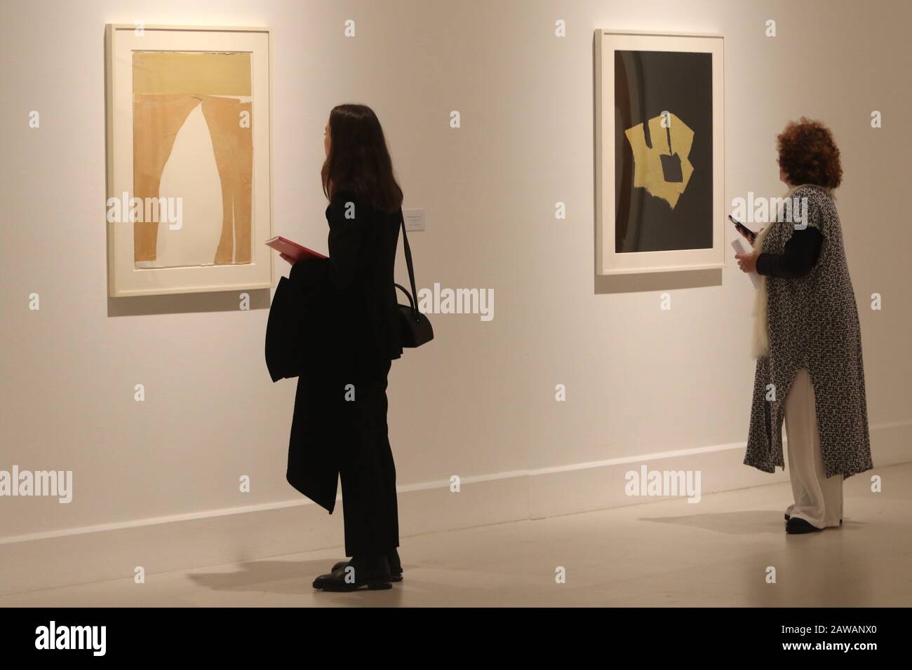 Februar 2020: Februar 2020 (Málaga) Das Centro de Arte ContemporÃ¡neo de MÃ¡Laga präsentiert zum ersten Mal in Spanien Die Ausstellungscollagen des Künstlers Robert Motherwell Die Ausstellung, die vom kuratorischen Team des CAC MÃ¡Laga kuratiert wird, besteht aus 26 Werken, die in der Zeit von 1960 bis 1989 entstanden sind. Die Ausstellung besteht aus Collagen, die die Evolution und Vielfalt der Ansätze bei der Anwendung der Technik im gesamten Leben des Künstlers erforschen. Sein Werk sticht durch seine intuitiven reißenden Methoden hervor, ähnlich den Pinselstrichen eines abstrakten Expressionisten. Motherwell Collagen heben sich ab Stockfoto