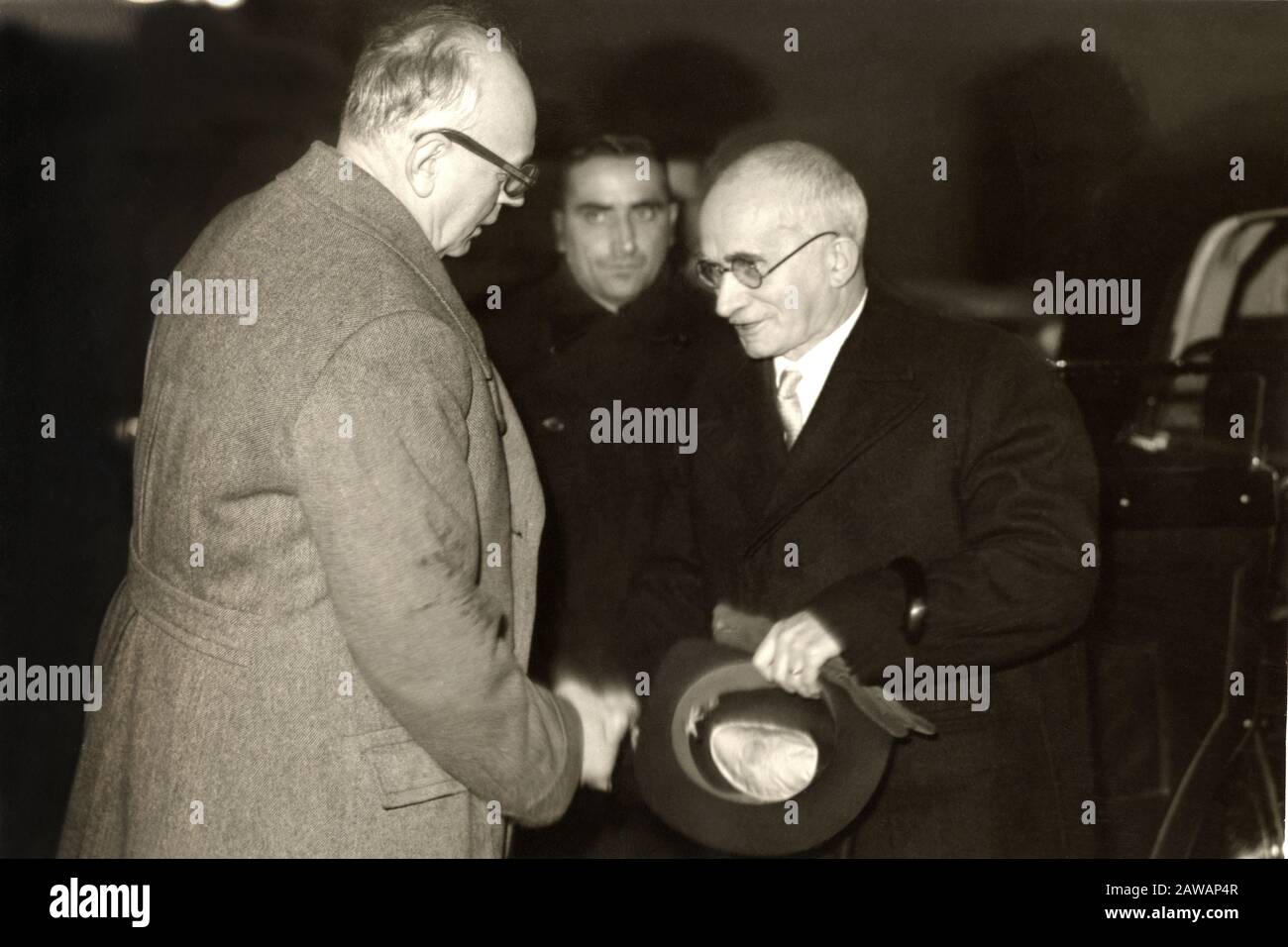 1948, 4. dezember, LIVORNO, ITALIEN: Der Präsident der italienischen Republik LUIGI Einaudi (* zwischen den Jahren von 1964 und 1961) bei einem Besuch in Odero-TERNI-ORLANDO CANTIER Stockfoto
