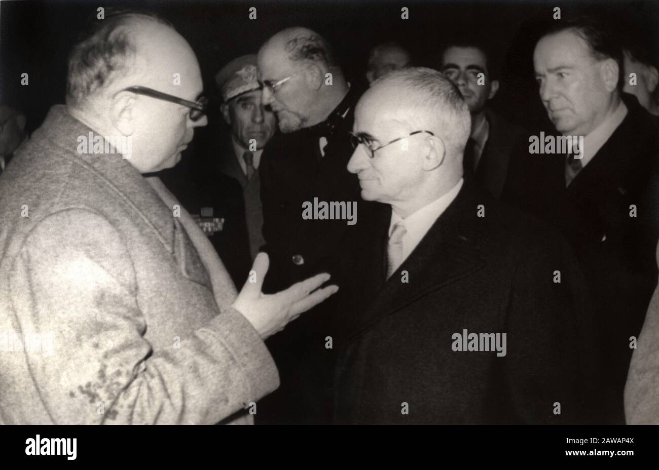 1948, 4. dezember, LIVORNO, ITALIEN: Der Präsident der italienischen Republik LUIGI Einaudi (* zwischen den Jahren von 1964 und 1961) bei einem Besuch in Odero-TERNI-ORLANDO CANTIER Stockfoto