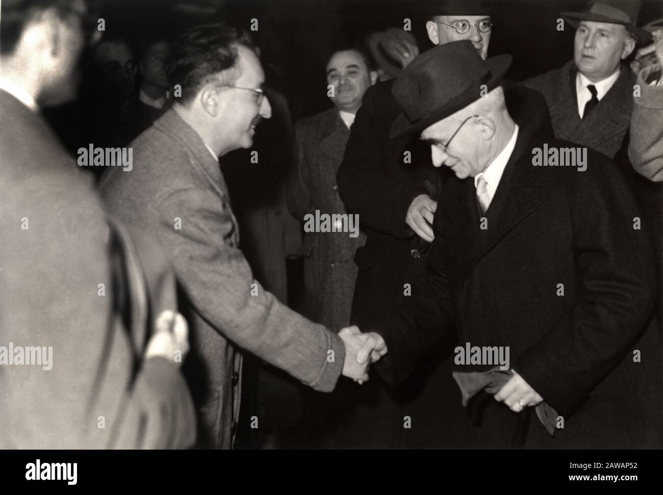 1948, 4. dezember, LIVORNO, ITALIEN: Der Präsident der italienischen Republik LUIGI Einaudi (* zwischen den Jahren von 1964 und 1961) bei einem Besuch in Odero-TERNI-ORLANDO CANTIER Stockfoto