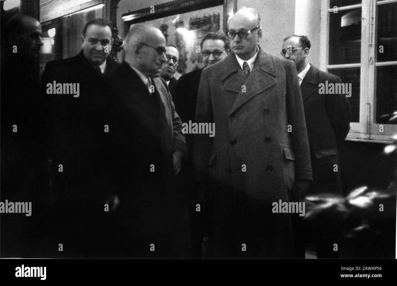 1948, 4. dezember, LIVORNO, ITALIEN: Der Präsident der italienischen Republik LUIGI Einaudi (* zwischen den Jahren von 1964 und 1961) bei einem Besuch in Odero-TERNI-ORLANDO CANTIER Stockfoto