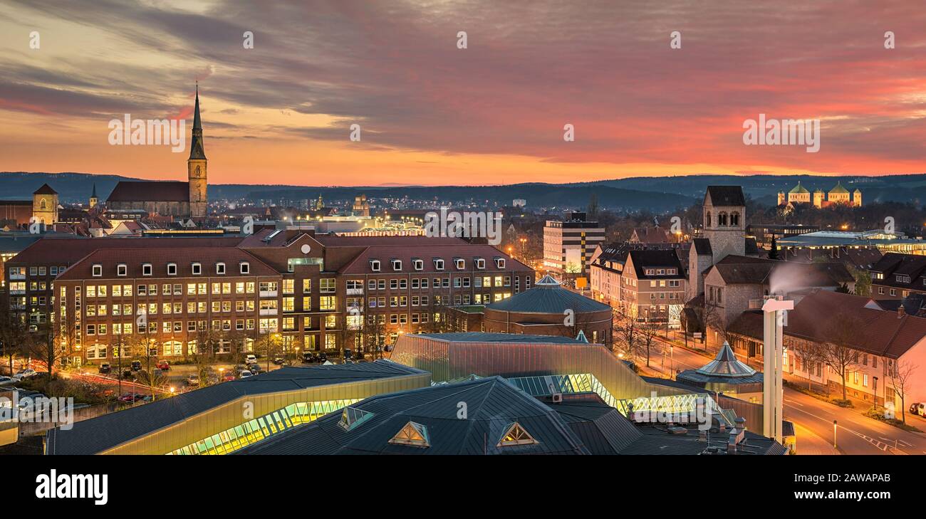 Skyline Panorama von Hildesheim, Deutschland mit den Kirchen St. Andreas und St. Michael Stockfoto