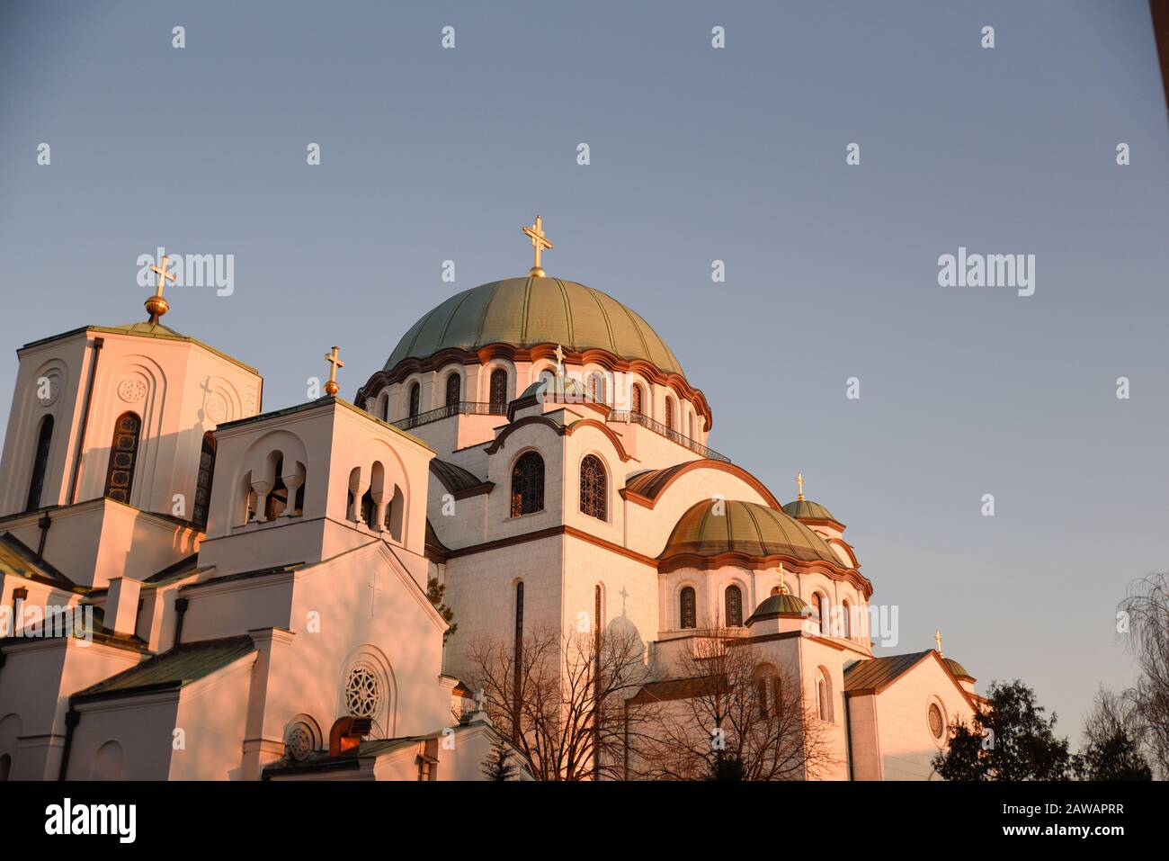 Tempel von St. Sava in Belgrad während des warmen Winteruntergangs im linken unteren Teil und mit negativem Raum im rechten oberen Teil Stockfoto